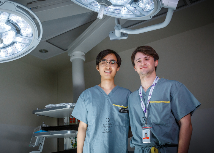 Two medicine students standing in a lab